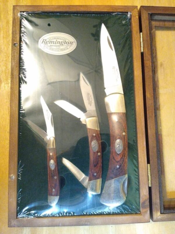 Remington Collector Knife Set – Hunter Single Blade Spine-lock, 3 blade Stockman, 2 blade Jack knife w/ Wood and Brass Handles in Original Wood Display Case[New – Pristine Mint Cond.] Collectible Knives