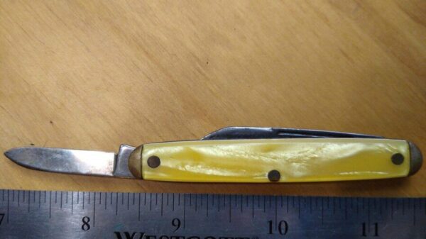 Vintage Camillus 2 Blade Pocket Knife, Tang stamped ’42’,with Yellow Pearl Handle Scales, Brass Liners and Pins[Used- Mint Cond.] Camillus Cutlery