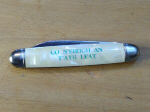 Vintage Imperial Gravity Lock/Trick Close Pocket Knife – Printing on Handle; “GO N’EIRIGH AN T’ATH LEAT” [Used – Pristine Cond.] Collectible Knives