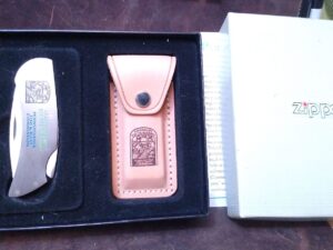 Vintage Zippo – Made by Case. Pennsylvania Fish & Boat commission 1998 – #374, Lock-back knife with orig. leather sheath and packaging[Unused – Pristine Mint Cond.] Case XX™